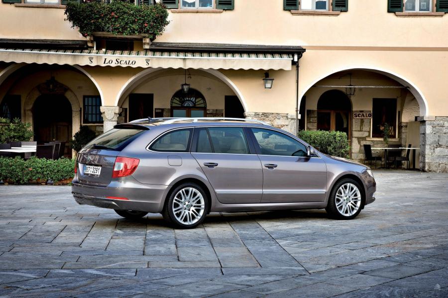  Skoda Superb Combi 2009 года  (фото 37 из 74)